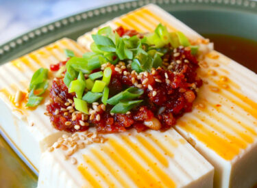 食べるラー油のせ温やっこ